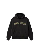 Campera con capucha y cierre frontal, color negro, con diseño gráfico aplicado en el pecho con estampado de camuflaje.