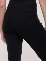 Jean de denim azul con elasticidad confortable, tiro medio, cierre frontal con cremallera y doble botón metálico. Cuenta con diseño de cinco bolsillos y corte bootcut, ajustado en muslos con un sutil ensanchamiento hacia el ruedo.