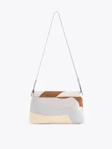 Cartera de hombro con diseño de ondas en combinación de cuero vacuno y descarne en tonos neutros. Presenta una estructura semirrígida, cierre frontal con aplique metálico tipo candado y correa de hombro ajustable.