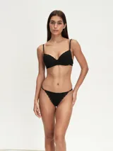 Soutien negro con aro y detalles de encaje en el contorno del busto.