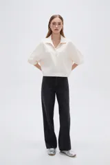 Blusa de lino color natural, con cuello polo y escote en V, de mangas cortas holgadas y corte recto.