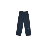 Pantalón de denim azul marino con diseño de rayas diplomáticas blancas, de corte recto y holgado. Cuenta con bolsillos delanteros tipo jean, presillas para cinturón y detalles de botones metálicos en los laterales de la cintura. Incluye logo de la marca bordado en la pierna izquierda.