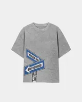 Remera de corte oversize color gris con efecto stone wash, con estampa frontal de carteles de señalización vial con la inscripción 'KABOA IND' y 'BROTHERHOOD'.