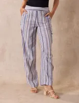 Pantalón de lino con rayas verticales en tonos beige, azul y gris. Tiene pretina elastizada, bolsillos inclinados en la parte delantera y un bolsillo tipo cargo en el lateral. Marca Zac & Rachel.