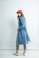 Tapado largo de jeans color burdeos con botones y bolsillos frontales.