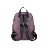 Mochila de nylon color verde oliva, con cierre principal y dos bolsillos frontales con cierre. Tiene correas de hombro ajustables en color negro y asa superior de agarre.