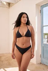 Culotte de bikini negro de tiro alto.