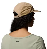 Gorro Columbia Wingmark Cap color beige, de estilo sencillo y ligero, con paneles laterales de malla y cierre posterior ajustable con hebilla.
