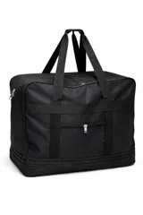 Bolso de viaje negro de gran capacidad, con compartimento principal con cierre, bolsillo frontal con cierre y base reforzada con ruedas. Cuenta con doble asa de mano y correas de transporte.