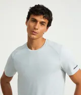 Remera deportiva de hombre en color rojo oscuro, con mangas cortas, cuello redondo y detalle de líneas negras en la manga. Confeccionada en poliéster con tecnología dry fit.