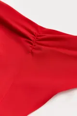 Vedetina de bikini color verde oscuro, con frunce en la parte trasera central.