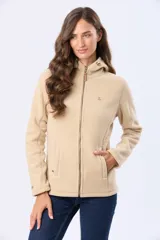 Campera de polar azul con cierre frontal, capucha integrada y bolsillos laterales. Presenta un diseño entallado con logo bordado en el pecho.