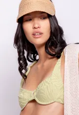 Top de bikini negro con textura animal print, breteles ajustables y gancho en la espalda.