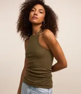 Musculosa de color verde oliva, confeccionada en tejido rib acanalado. Presenta un diseño con escote halter y detalle de drapeado lateral que aporta textura y ajuste al cuerpo.