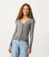 Cardigan de punto gris con cuello en V, cierre frontal con botones y mangas largas. Presenta puños y ruedo acanalados, con un ajuste entallado al cuerpo.