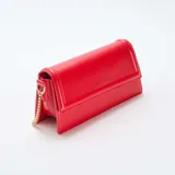 Bolso tipo sobre color rojo, con correa de cadena dorada.