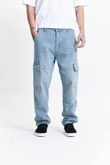 Jean cargo negro de tiro medio, con pasacinto, bolsillos laterales y bolsillos cargo con solapa en los muslos.