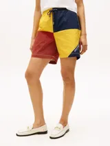 Shorts de nailon con diseño color block en rojo, amarillo y azul marino. Cuenta con dos bolsillos en la cintura y logo de Tommy Hilfiger en el bajo y la parte trasera.