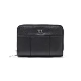 Billetera de tamaño compacto en color negro, confeccionada en material símil cuero con textura granulada. Presenta un diseño con costuras verticales decorativas y el logo de la marca en metal plateado en la parte frontal.