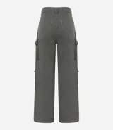 Pantalón wide leg de sarga color marrón chocolate, tiro alto, con bolsillos laterales tipo cargo y etiqueta con lettering en la cintura.