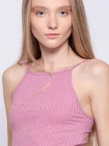 Top sin mangas color turquesa, de textura acanalada y brillante.