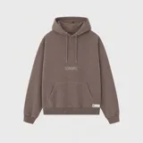Canguro con capucha y cordones ajustables, color marrón con efecto lavado. Presenta un bolsillo frontal tipo canguro y el logo de la marca Osten estampado en el centro del pecho.