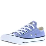 Championes Converse modelo Classic OX, de corte bajo, confeccionados en lona color lila con puntera y suela de goma blanca.