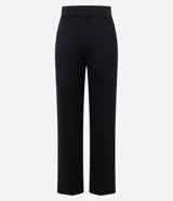Pantalón de corte recto confeccionado en tejido Punto Roma, con cintura media, cierre frontal y bolsillo trasero. Presenta una estructura firme y elegante.