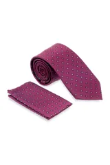 Corbata rosa con diseño floral y pañuelo de bolsillo a juego.