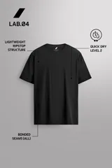 Camiseta de entrenamiento de corte relajado, confeccionada en tejido técnico ligero y elástico con textura microperforada. Presenta cuello redondo, manga corta y costuras termofijadas.