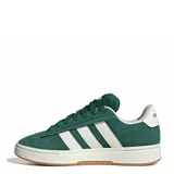 Championes urbanos Adidas modelo Grand Court Alpha, color verde con las icónicas tres tiras laterales en blanco. Presentan una capellada de gamuza, cordones al tono y suela de goma con base color caramelo.