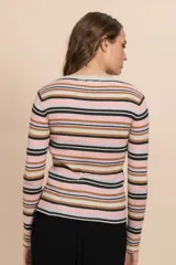 Camiseta tejida de punto rib, a rayas horizontales en tonos rosa, beige, marrón y negro, con cuello redondo y mangas largas.