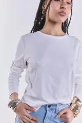 Remera blanca de manga larga con cuello redondo y corte recto.