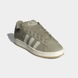 Championes Adidas Campus 00s de color verde oliva, confeccionados en gamuza con las icónicas tres rayas laterales en blanco. Presentan una suela de goma blanca con base color caramelo y detalles en relieve en el talón.