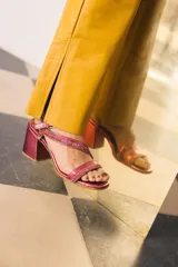 Sandalias negras de cuero con tiras finas y strass, taco cuadrado.