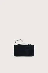 Bolso de mano tipo tote con diseño estructurado y textura tejida. Cuenta con asas superiores trenzadas y un detalle de etiqueta colgante de cuero sintético.