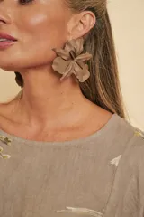 Aros colgantes en forma de flor grande de color marrón, con diseño de pétalos superpuestos.