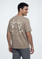 Camiseta de manga corta color negro con cuello redondo y parche con logo de la marca Hering en el pecho.