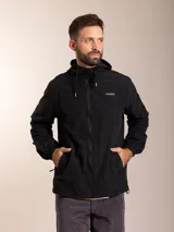 Campera de nylon con capucha, cierre frontal y forro de red. Presenta logo de la marca Polanco en el pecho y puños elásticos.