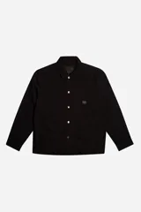 Sobrecamisa de tejido twill de algodón en color beige, con estructura firme, cuello clásico, cierre frontal con botones metálicos y bolsillo aplicado en el pecho.