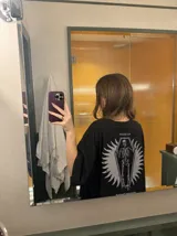 Remera oversize de color marrón topo con efecto acid wash, cuello redondo y manga corta. Cuenta con un pequeño estampado gráfico frontal con el texto 'WAKE UP IND' y una calavera.