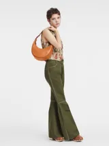 Cartera hobo Longchamp modelo Roseau Essential, color naranja.