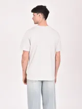 Remera gris claro con estampa vintage de moto.