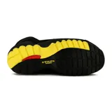 Bota de seguridad Diadora Utility modelo Beat, caña media, color negro con detalles en amarillo. Presenta cordones amarillos, logo de Diadora en amarillo y suela dentada amarilla. En la lengüeta se lee "UTILITY DIADORA".