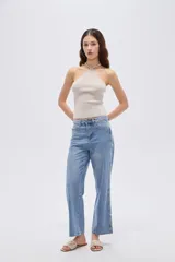 Top de viscosa color marrón, con diseño al cuerpo, escote halter y detalle de cuentas en el cuello.
