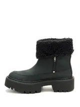 Bota de caña baja Cat modelo Colorado Max Roll Do, de color negro. Está confeccionada en nubuck con suela gruesa de goma dentada y plataforma, y cuenta con un borde superior con forro de corderito sintético negro.