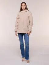 Gabardina estilo parka impermeable de color beige, con capucha fija con cordón ajustable, cierre frontal oculto con broches y bolsillos laterales.