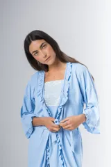 Bata kimono gris claro de algodón con volados en mangas y ruedo. Tiene mangas al codo y lazo de algodón para ajustar en la cintura.