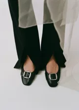 Zapato de tacón bloque bajo con punta redonda y detalle de hebilla decorativa en el empeine. Confeccionado en piel bovina con forro interior.