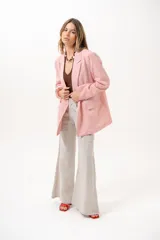 Blazer cruzado de rayas rojas y blancas, con solapas de muesca, bolsillos con solapa en los laterales y cierre de dos botones rojos.